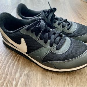 Nike Black Sneakers
